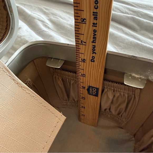 Vintage Samsonite Silhouette Train Case Cream Color w/Keys (8.5"H x 14.5"L x7"W) - Picture 9 of 15